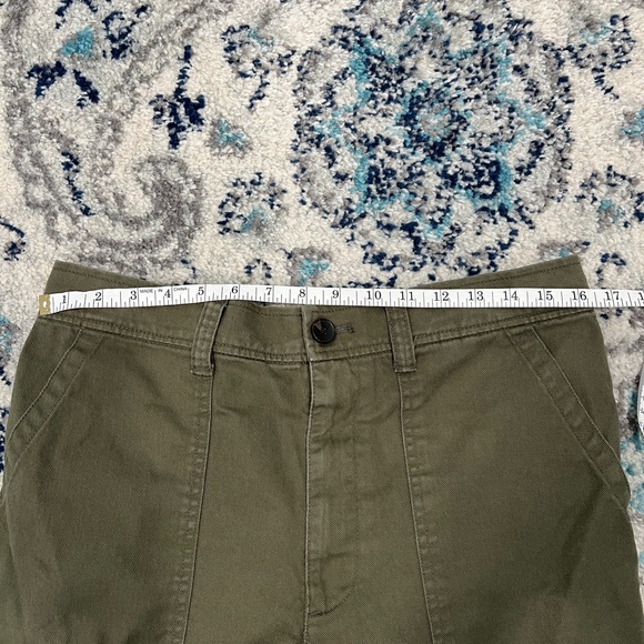 Women's Olive Barrel-Leg Cropped Cargo Pants - Picture 6 of 7